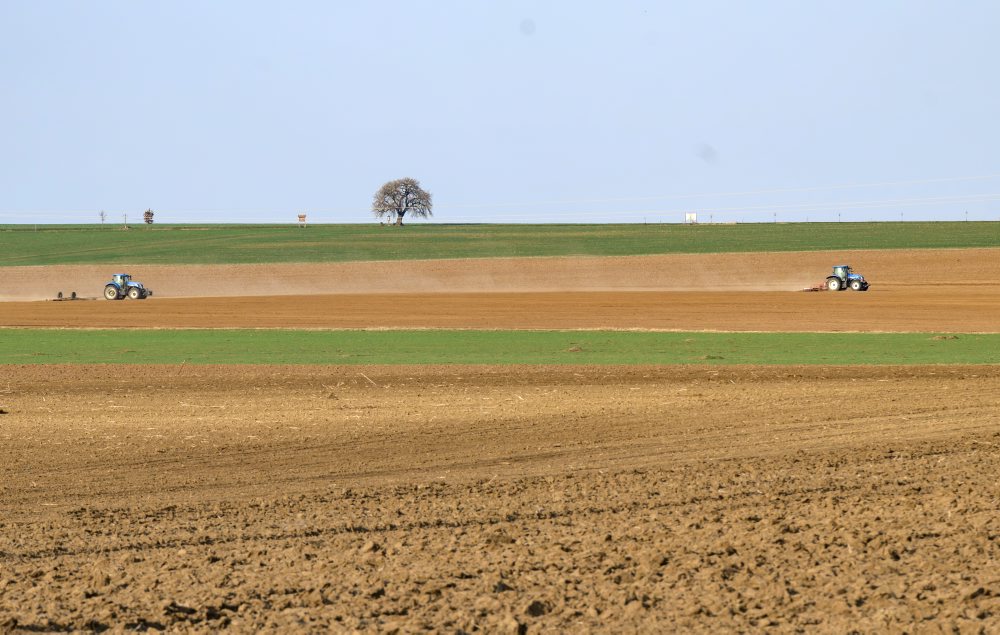Obrábanie pôdy na poli v Janíkovciach
