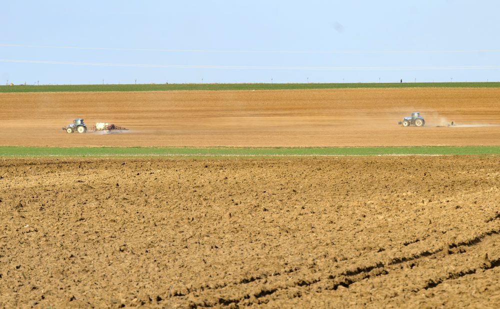 Obrábanie pôdy na poli v Janíkovciach