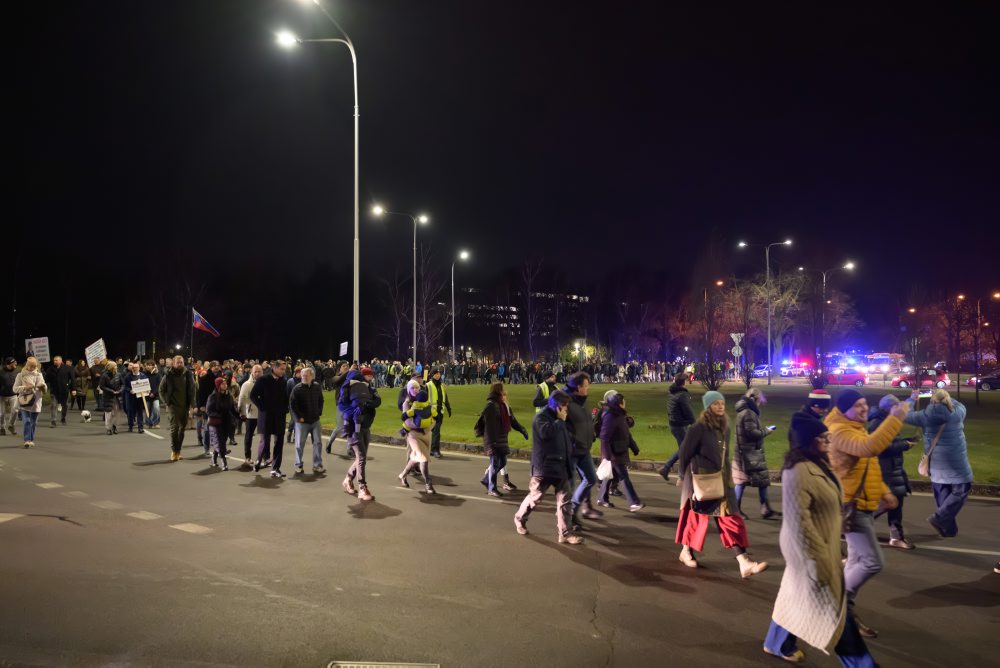 Zhromaždenie a pochod na miesto augustovej nehody šéfa SIS v Nitre 