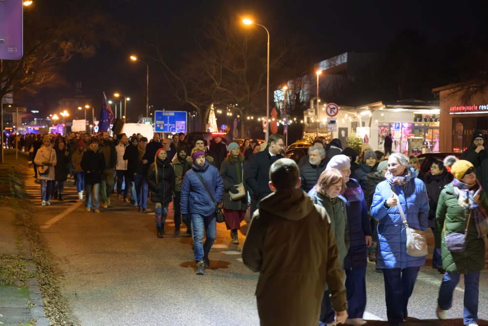 Zhromaždenie a pochod na miesto augustovej nehody šéfa SIS v Nitre 