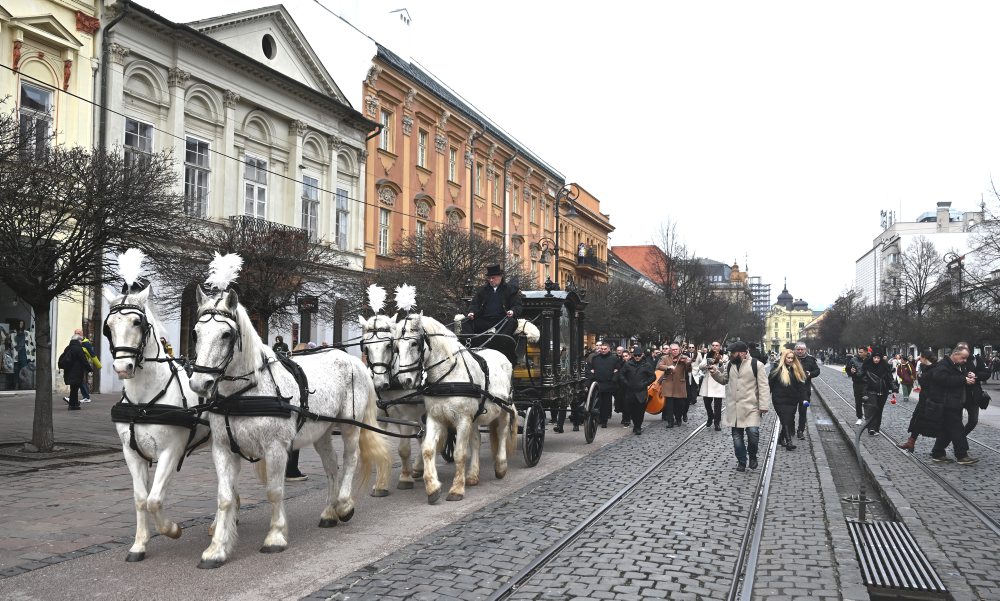 V Košiciach pochovávajú rómskeho kráľa Róberta Botoša