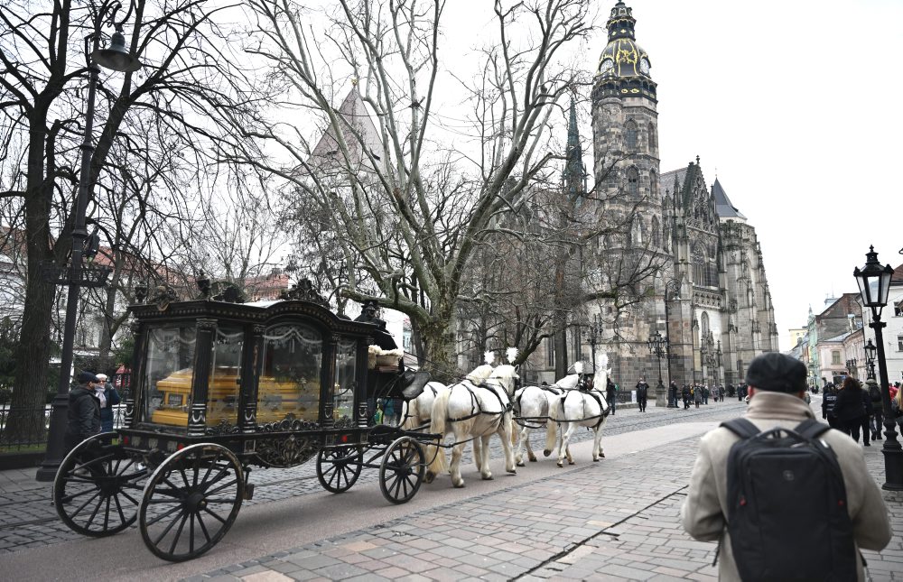 V Košiciach pochovávajú rómskeho kráľa Róberta Botoša