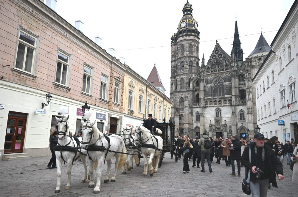 V Košiciach pochovávajú rómskeho kráľa Róberta Botoša