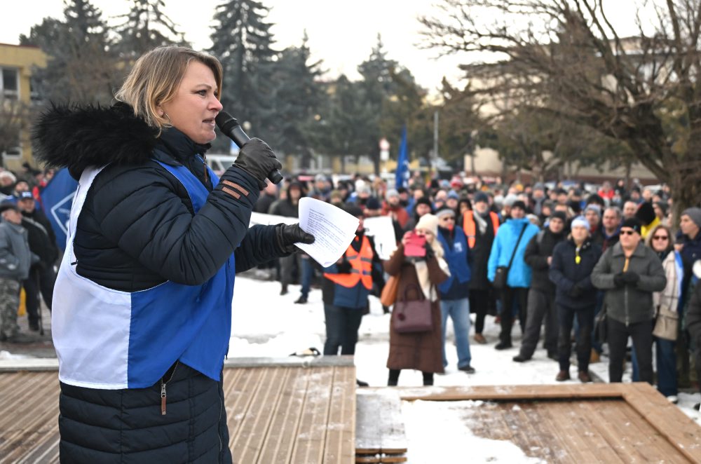Snímka z protestného zhromaždenie OZ KOVO v U. S. Steel Košice v Šaci