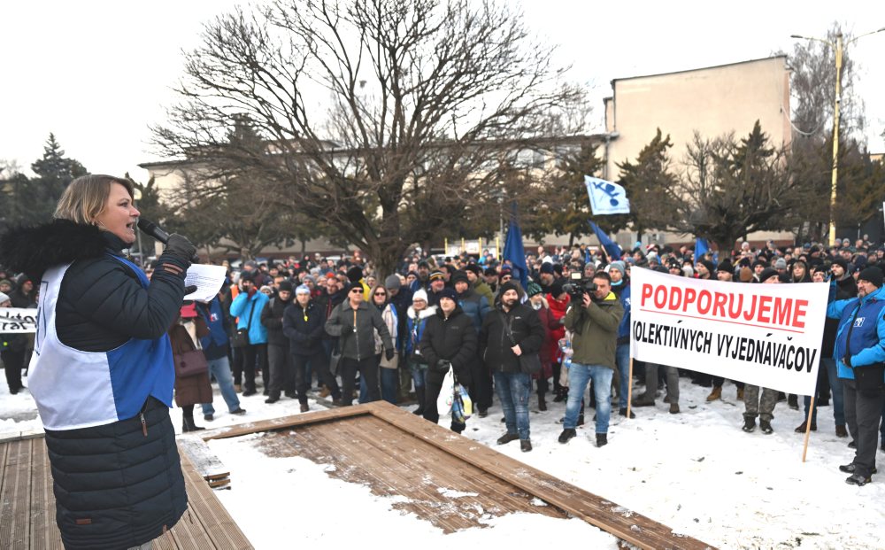 Snímka z protestného zhromaždenie OZ KOVO v U. S. Steel Košice v Šaci