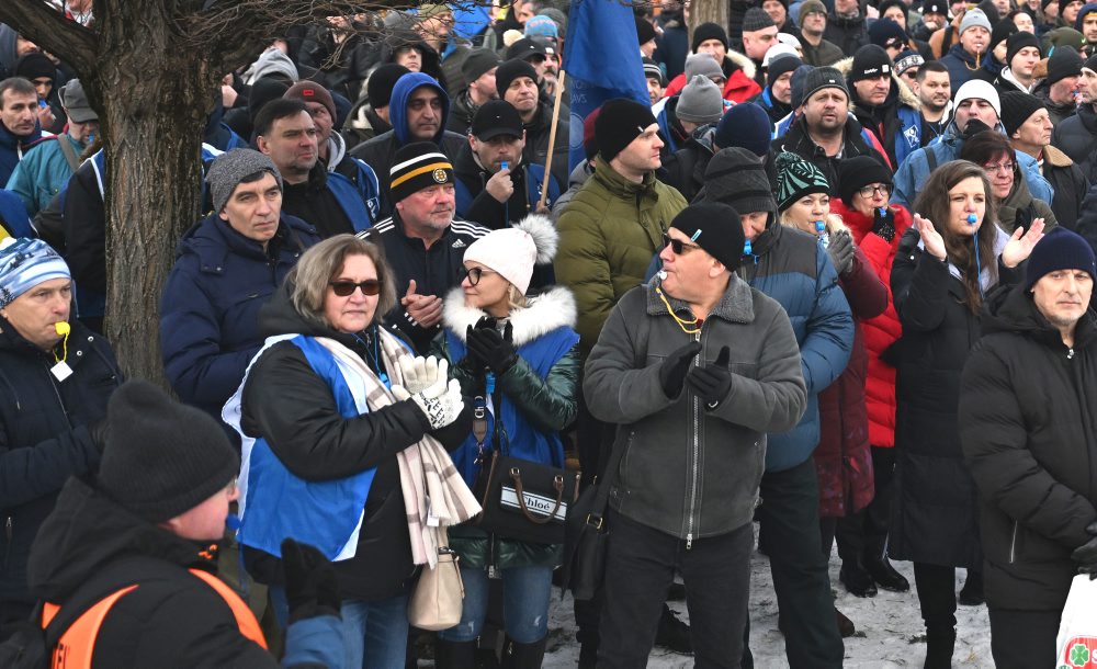 Snímka z protestného zhromaždenie OZ KOVO v U. S. Steel Košice v Šaci