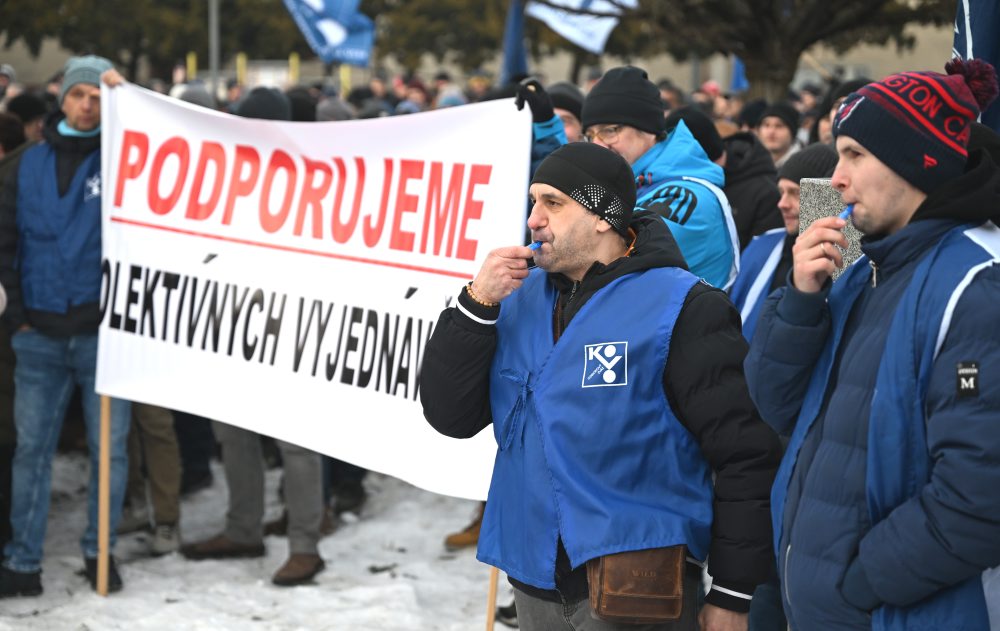 Snímka z protestného zhromaždenie OZ KOVO v U. S. Steel Košice v Šaci