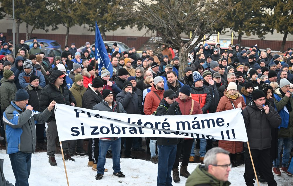 Snímka z protestného zhromaždenie OZ KOVO v U. S. Steel Košice v Šaci