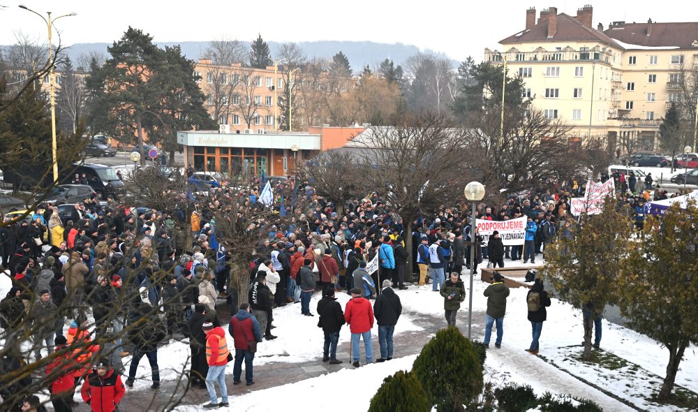 Snímka z protestného zhromaždenie OZ KOVO v U. S. Steel Košice v Šaci