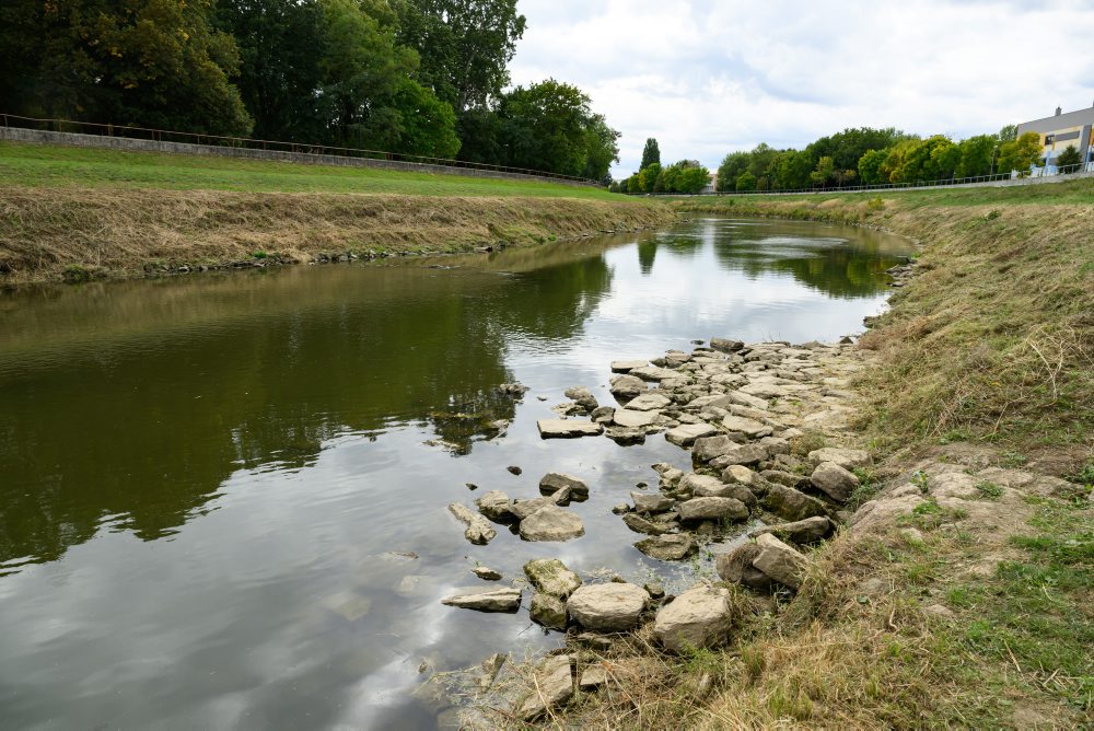 Prádzna časť koryta rieky Nitra v Dolných Krškanoch