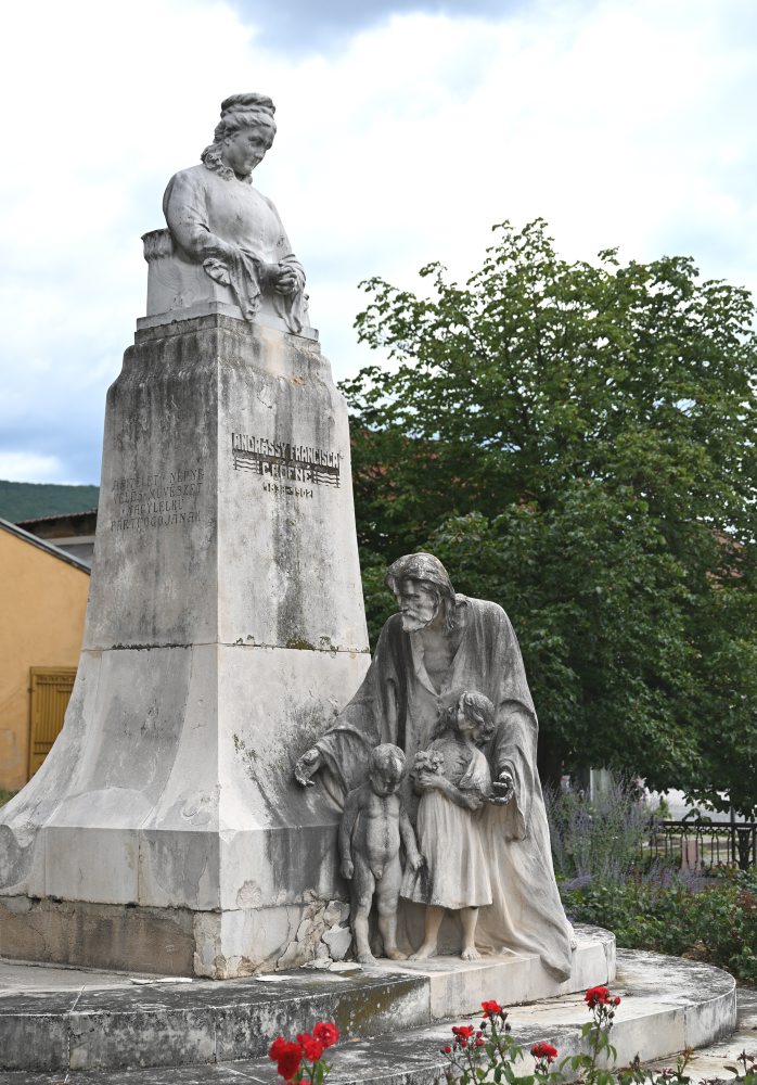 Secesný pomník Františky Andrássyovej v Rožňave 
