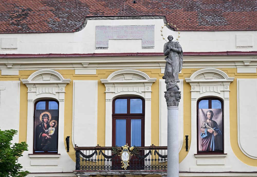 Morový stĺp pred Biskupským úradom v Rožňave