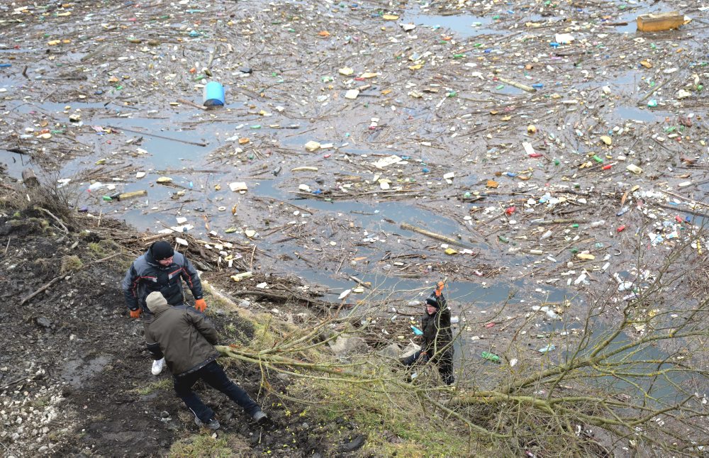 Dobrovoľníci sťahujú naplavený odpad na vodnej nádrži Ružín v okrese Gelnica