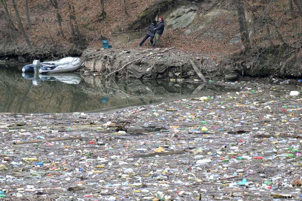 Dobrovoľníci sťahujú naplavený odpad na vodnej nádrži Ružín v okrese Gelnica