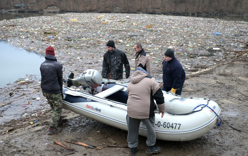 Dobrovoľníci sťahujú naplavený odpad na vodnej nádrži Ružín v okrese Gelnica