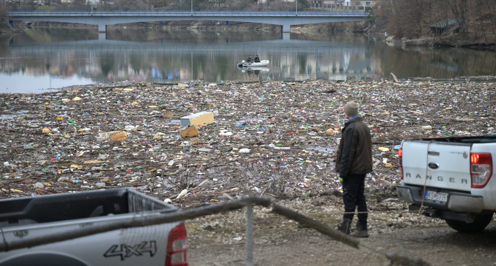 Dobrovoľníci sťahujú naplavený odpad na vodnej nádrži Ružín v okrese Gelnica