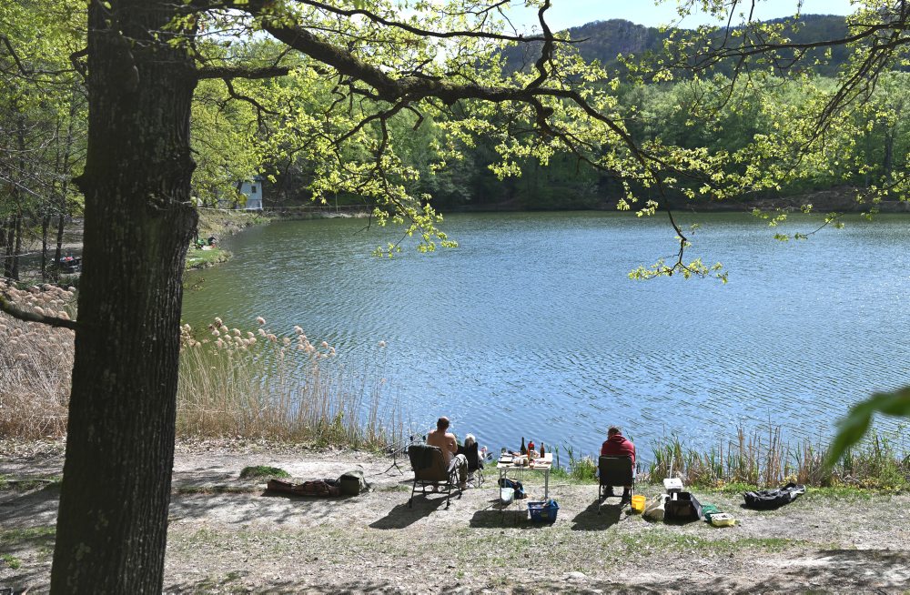 Rybári pri jazere Izra v Slanskej Hute