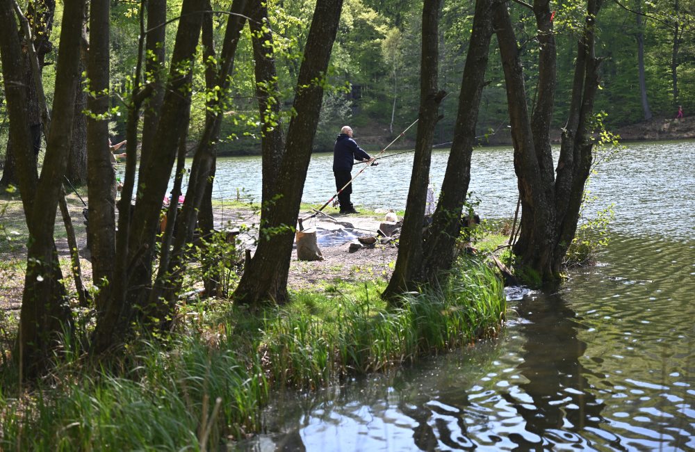 Rybári pri jazere Izra v Slanskej Hute