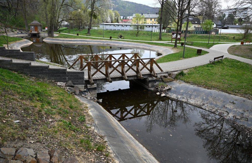 Obnovený historický park pri Malom kaštieli v Snine