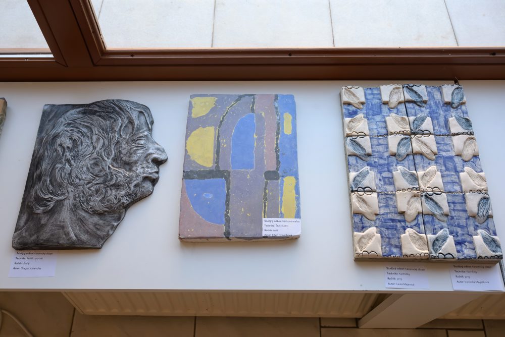 Študentská výstava Tvorivosťou k umeniu v mestskej galérii v Topoľčanoch