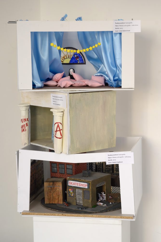 Študentská výstava Tvorivosťou k umeniu v mestskej galérii v Topoľčanoch