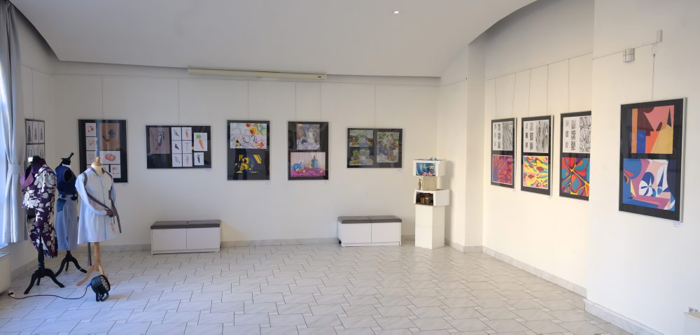 Študentská výstava Tvorivosťou k umeniu v mestskej galérii v Topoľčanoch