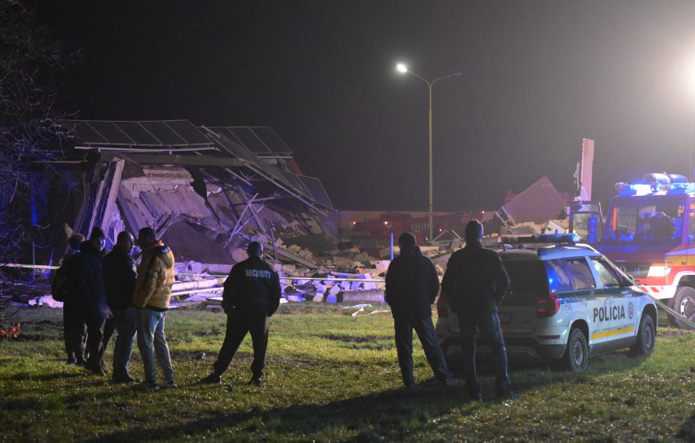 Pád strechy vo Veľkých Kapušanoch si vyžiadal troch mŕtvych