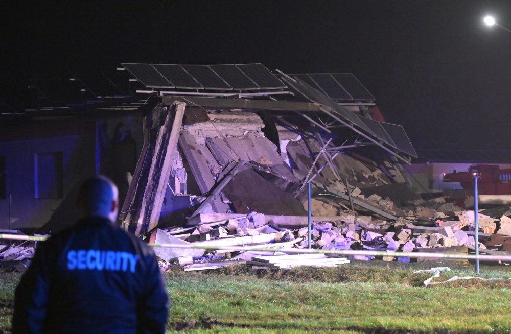 Pád strechy vo Veľkých Kapušanoch si vyžiadal troch mŕtvych