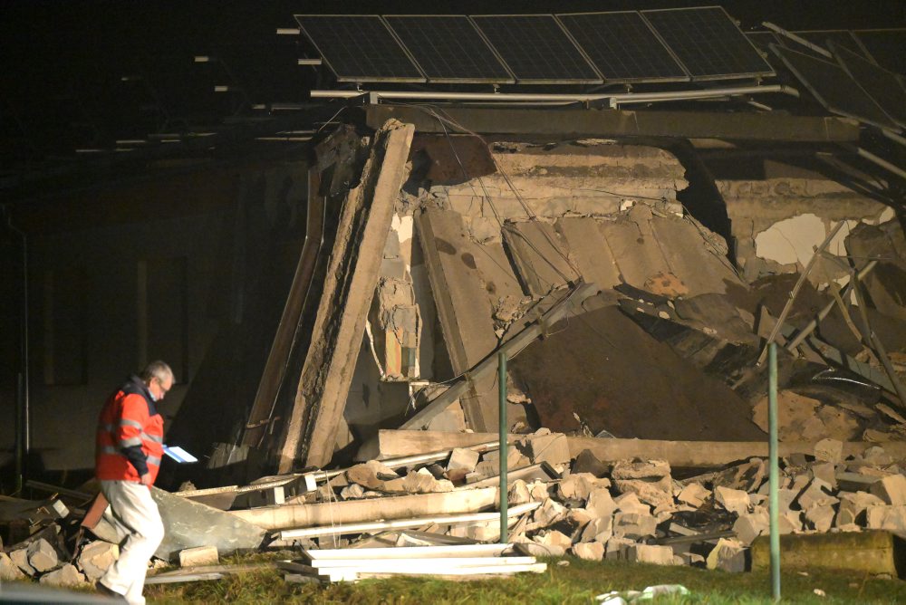 Pád strechy vo Veľkých Kapušanoch si vyžiadal troch mŕtvych