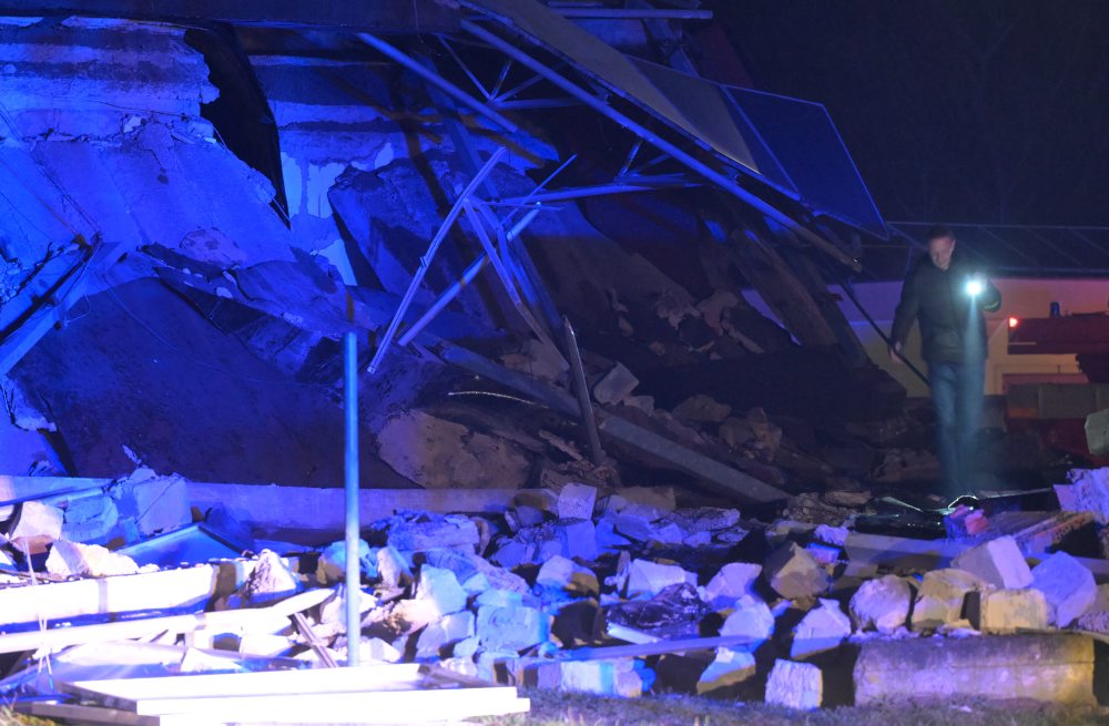 Pád strechy vo Veľkých Kapušanoch si vyžiadal troch mŕtvych