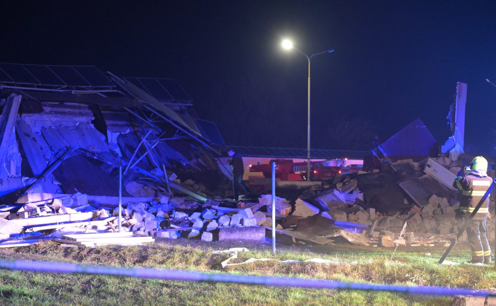 Pád strechy vo Veľkých Kapušanoch si vyžiadal troch mŕtvych