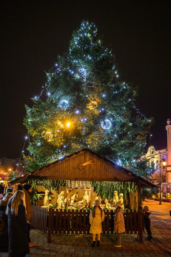 Rozsvietený vianočný strom na Námestí Milana Rastislava Štefánika v Topoľčanoch 