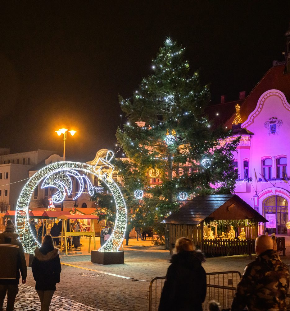 Rozsvietený vianočný strom na Námestí Milana Rastislava Štefánika v Topoľčanoch 