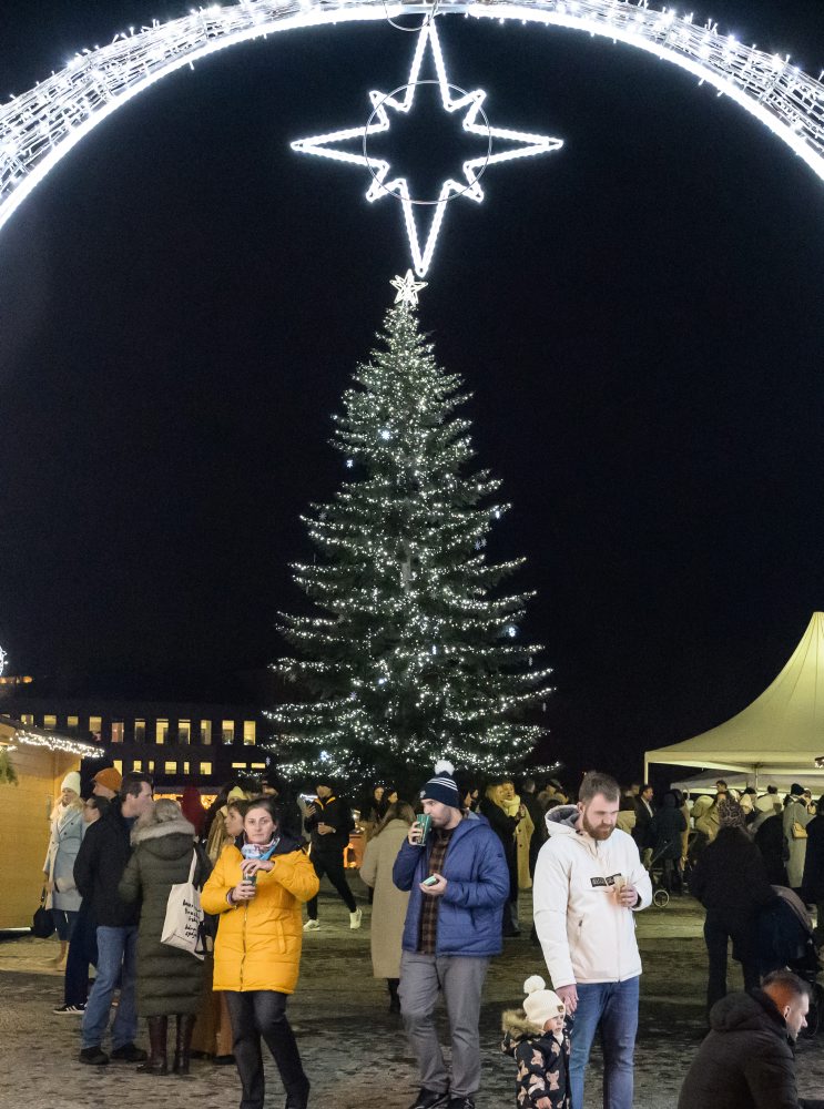 Rozsvietený vianočný strom na Svätoplukovom námestí v Nitre