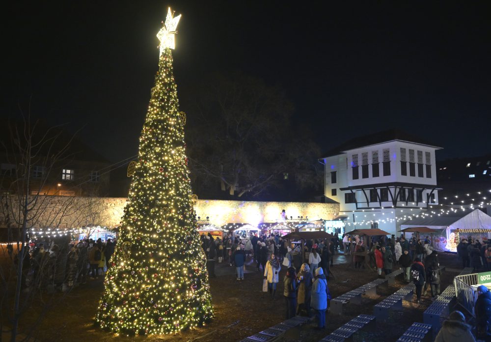 Malé vianočné mestečko na Župných trhoch 2025 v Košiciach