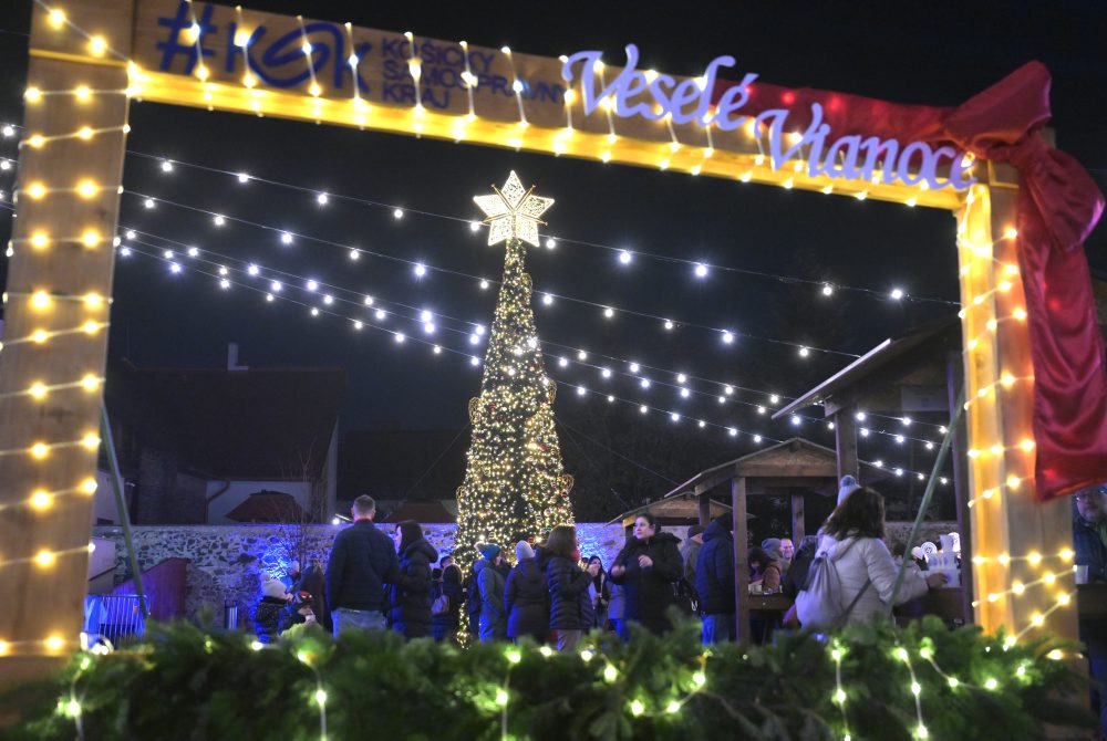 Malé vianočné mestečko na Župných trhoch 2025 v Košiciach