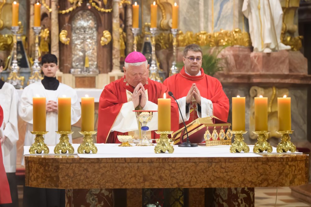 Svätá omša na Kvetnú nedeľu v Katedrále - Bazilike sv. Emeráma v Nitre sa začala požehnaním ratolestí a bahniatok 