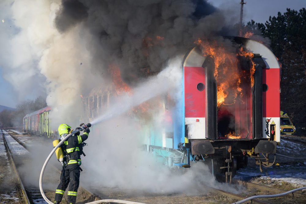 Taktické cvičenie záchranných zložiek pri zrážke vlakov na vlakovej stanici v obci Jelenec v okrese Nitra 