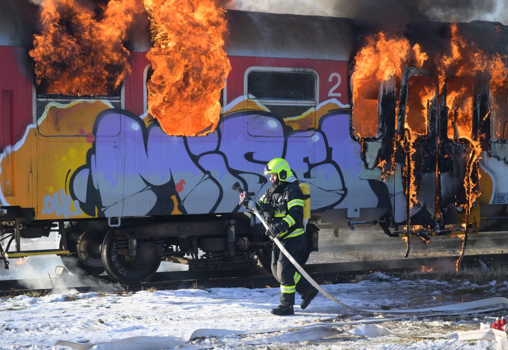 Taktické cvičenie záchranných zložiek pri zrážke vlakov na vlakovej stanici v obci Jelenec v okrese Nitra 
