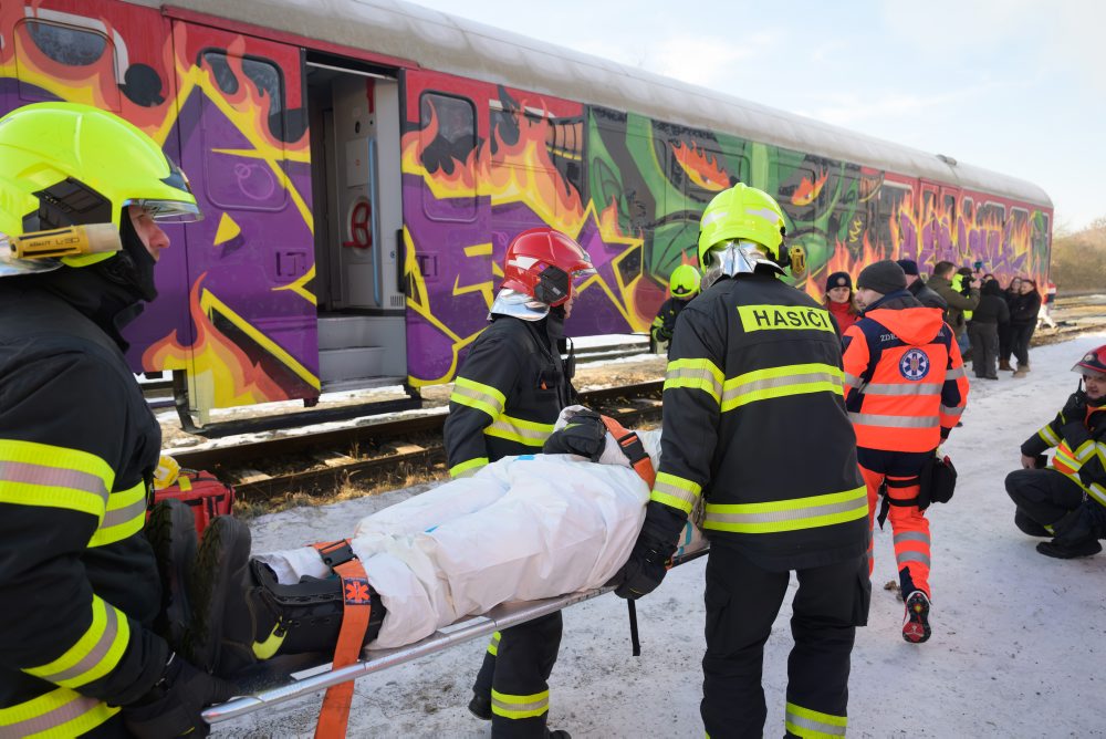 Taktické cvičenie záchranných zložiek pri zrážke vlakov na vlakovej stanici v obci Jelenec v okrese Nitra 