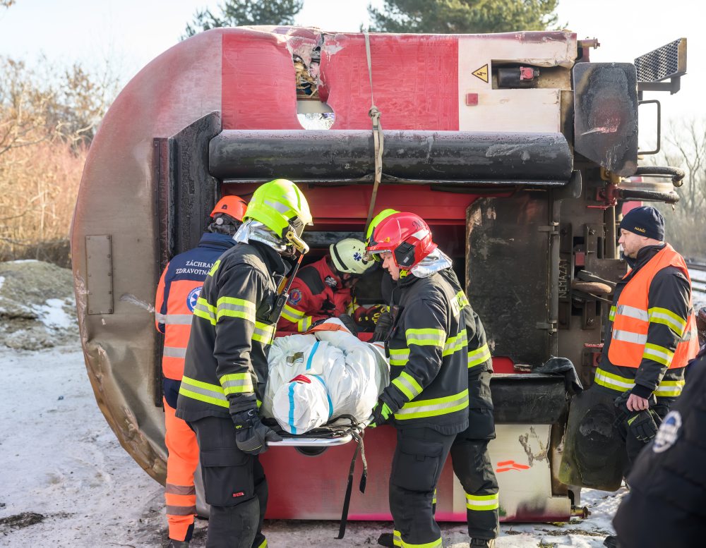 Taktické cvičenie záchranných zložiek pri zrážke vlakov na vlakovej stanici v obci Jelenec v okrese Nitra 