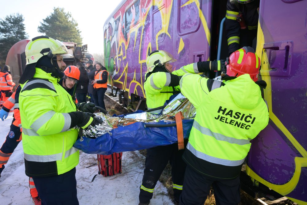 Taktické cvičenie záchranných zložiek pri zrážke vlakov na vlakovej stanici v obci Jelenec v okrese Nitra 