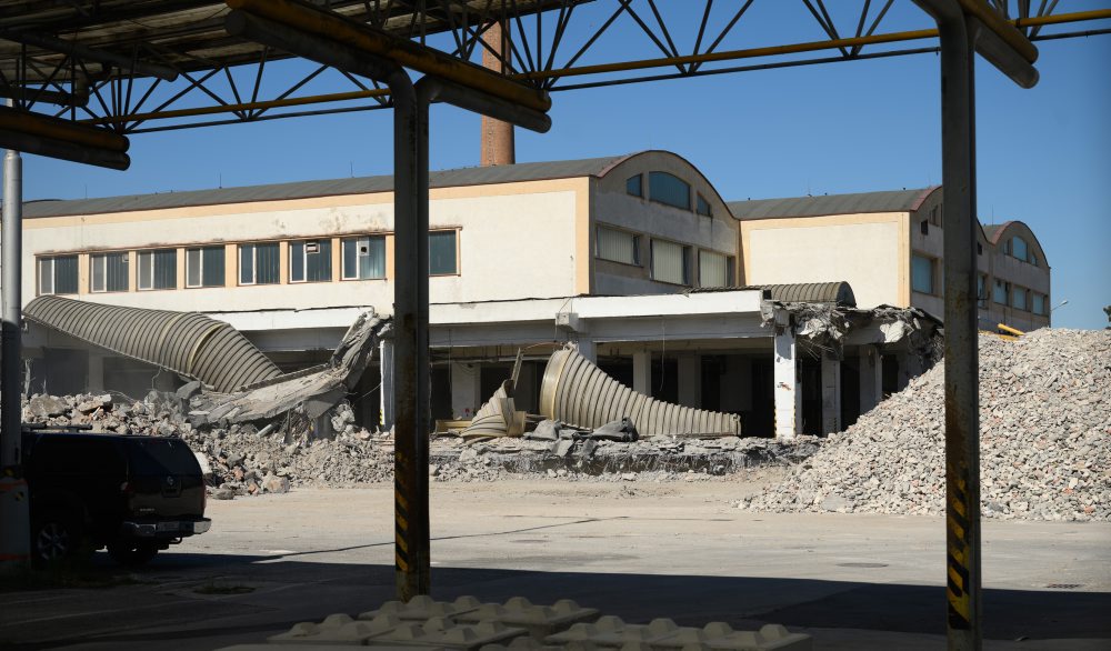 Búranie bývalého pivovaru Topvar v Topoľčanoch