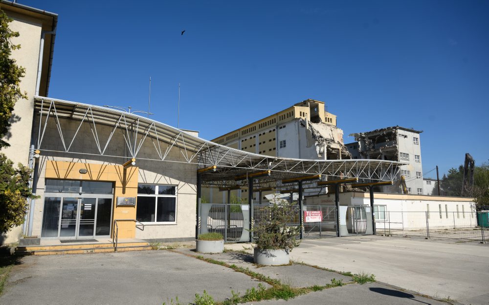 Búranie bývalého pivovaru Topvar v Topoľčanoch