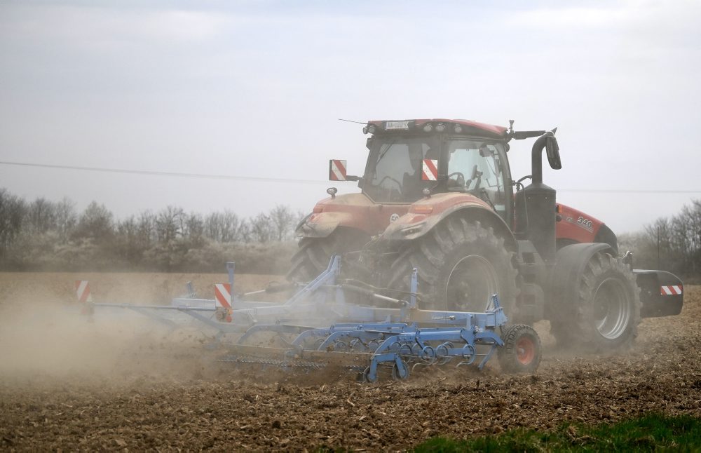 Jarná príprava pôdy na poli pri obci Pavlovce 
