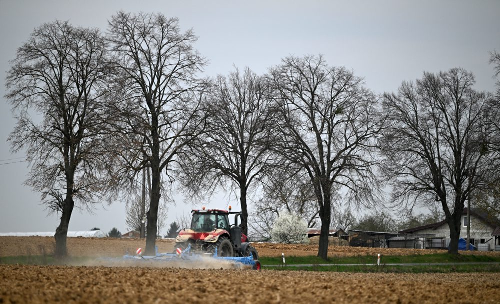 Jarná príprava pôdy na poli pri obci Pavlovce 
