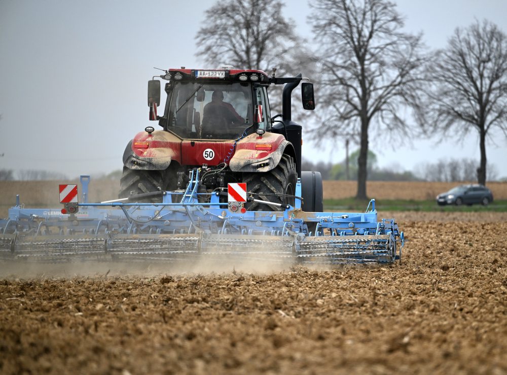 Jarná príprava pôdy na poli pri obci Pavlovce 