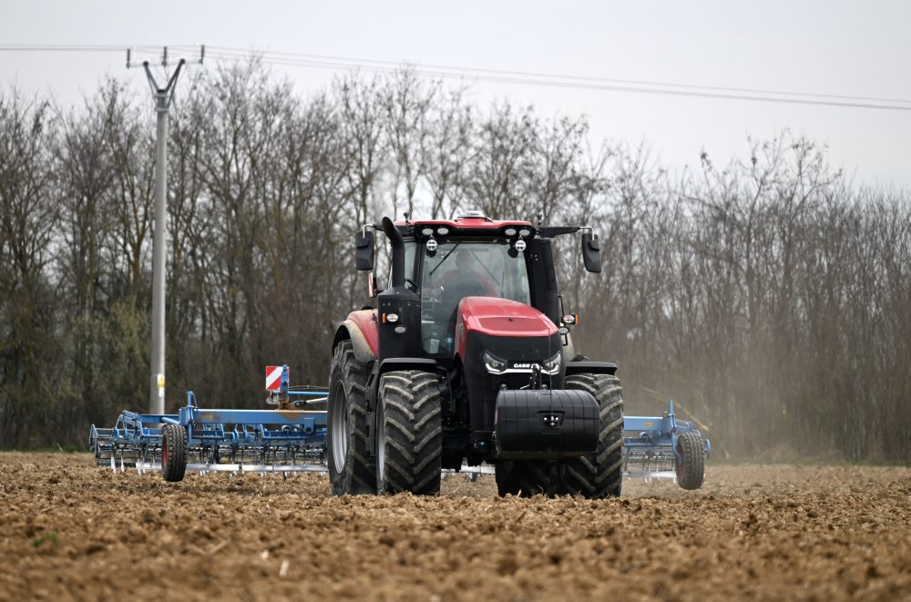 Jarná príprava pôdy na poli pri obci Pavlovce 
