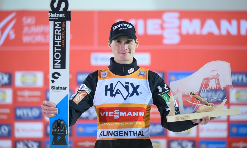 Prevc triumfoval v Klingenthali a upevnil si post lídra