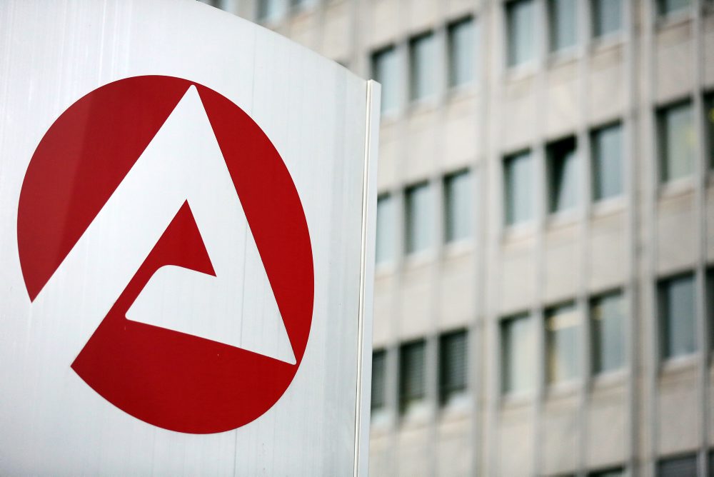 Nezamestnanosť v eurozóne v novembri medzimesačne mierne klesla